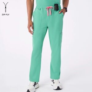 FIGS Men’s Cairo Cargo Scrub Pant in Surgical Green with Short Inseam (NWT)